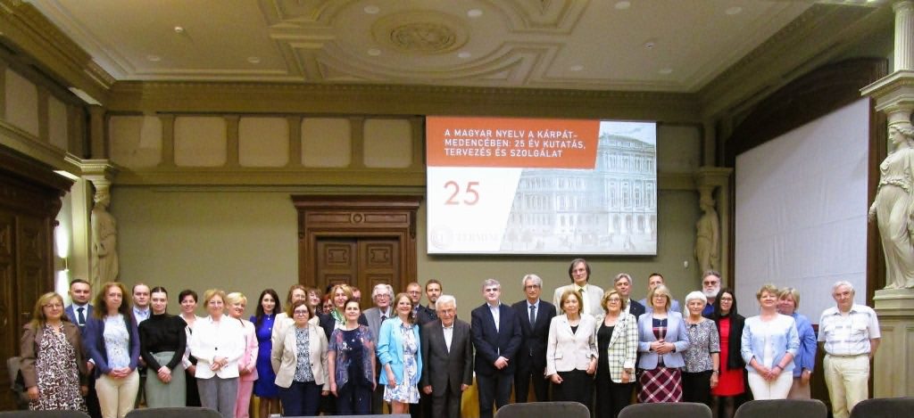 Fotografija: Sudionici konferencije (u sredini Mihály Posfai, predsjednik Mađarske akademije znanosti, Gábor Kecskeméti, glavni tajnik Mađarske akademije znanosti, akademkinja Katalin É. Kiss, a oko njih su voditelji i predstavnici instituta i ureda koji čine mrežu Termini).