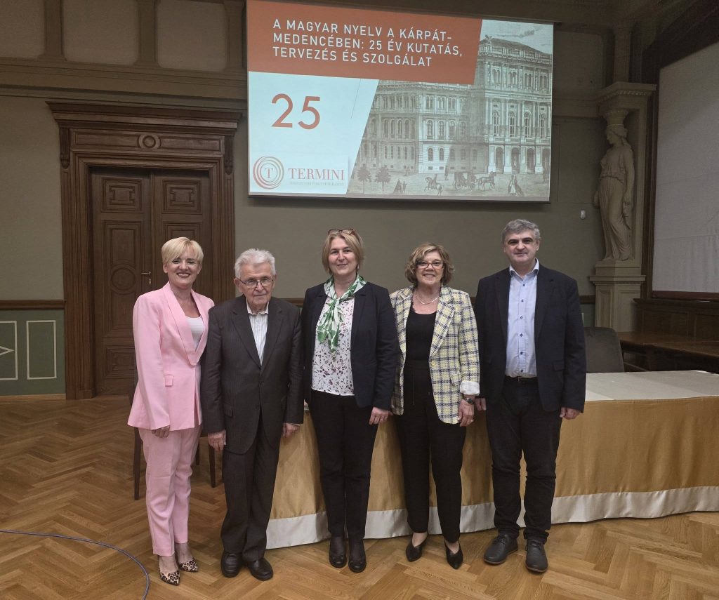 Predsjedništvo Terminija. Slijeva na desno: Ana Lehocki-Samardžić (HR), akademij János Péntek (RO), Szilvia Szoták (HU), Anna Kolláth (SI), akademik István Csernicskó (UA)