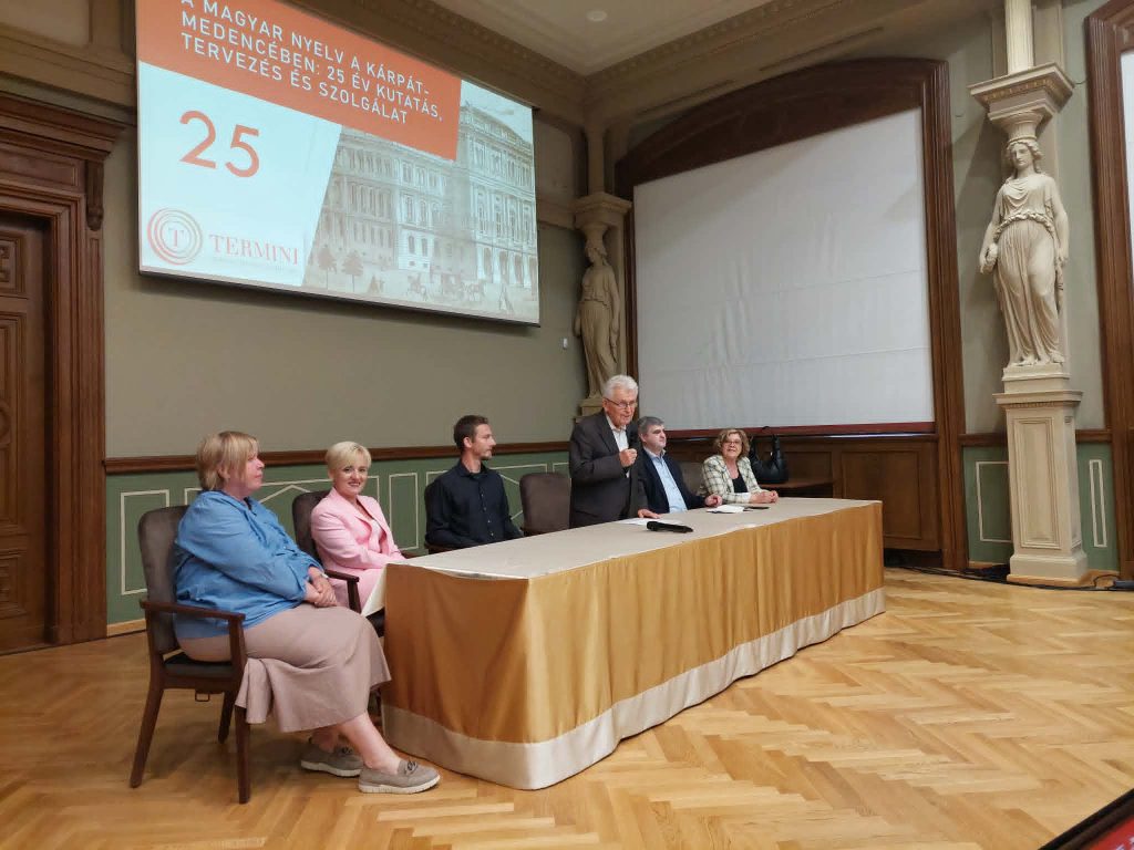 Kerekasztal a Termini mútja, jelene és jövője: balról jobbra: Vukov Raffai Éva (SR), Lehocki-Samardzic Anna (HR), Sebők Szilárd (SK), Péntek János (RO), Csernicskó István (UA), Kolláth Anna (SI)